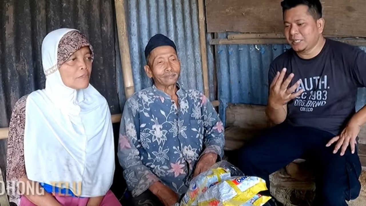 Pasangan lansia ini nekat buka warung di atas pegunungan