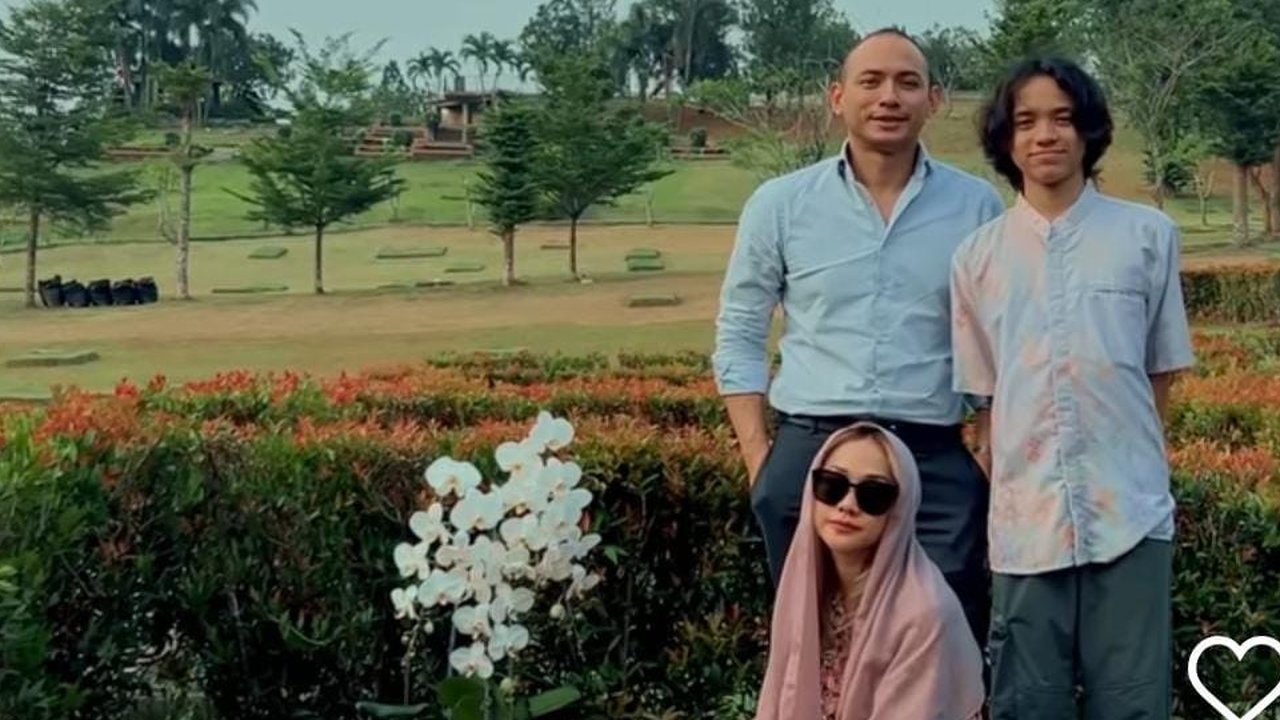 Momen BCL dan Keluarga Ziarah ke Makam Ashraf Sinclair, Tiko Wardhana Bawakan Bunga
