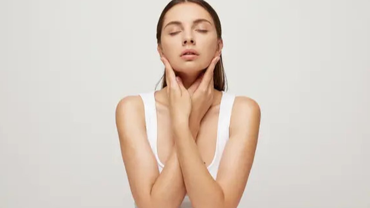 Hair serum tidak hanya bisa dipakai setelah keramas di kulit kepala. Kamu juga bisa memakai hair serum untuk batang rambut dengan 3 cara berbeda.