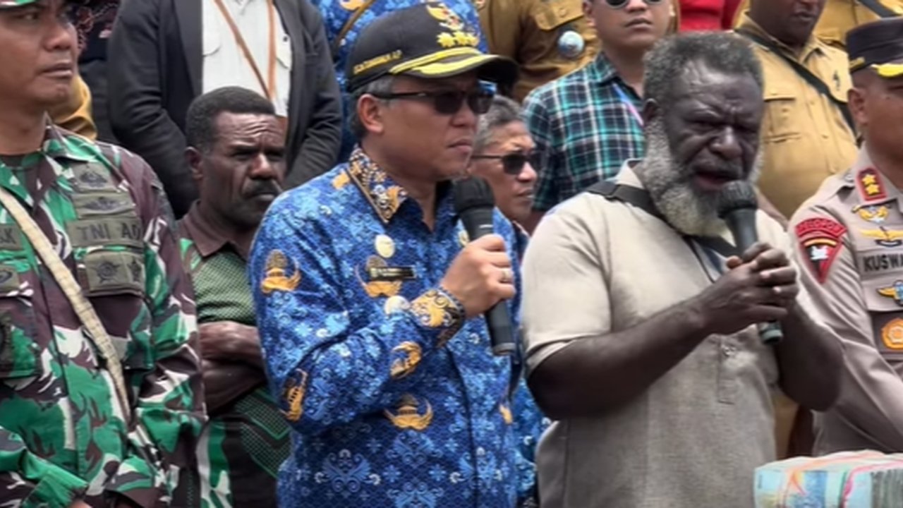 Polri dan TNI Bersenjata Lengkap Proses Pengamanan Bayar Denda Adat Kasus Penembakan Kepada Masyarakat Sipil Rp7,5 Miliar
