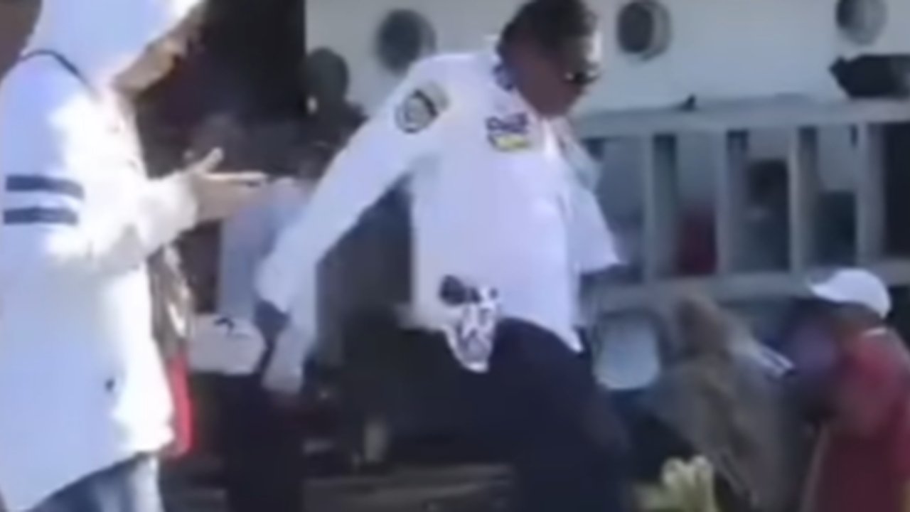 Brutal Provos Tendang Dagangan Emak-Emak Penjual Asongan di Pelabuhan, Bikin Netizen Emosi