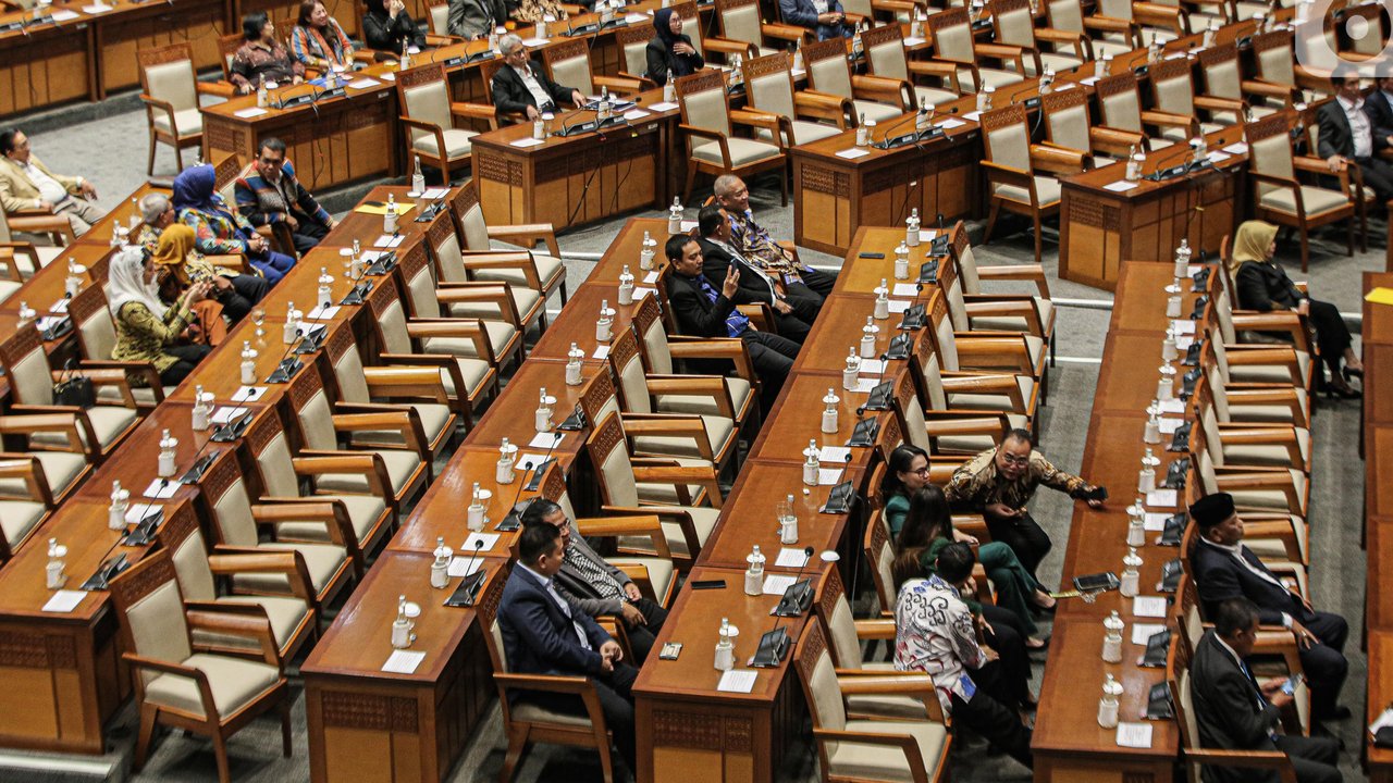 Rapat Paripurna tersebut dihadiri 105 orang wakil rakyat secara fisik dan sebanyak 197 anggota DPR RI lainnya menyatakan izin. (Liputan6.com/Faizal Fanani)