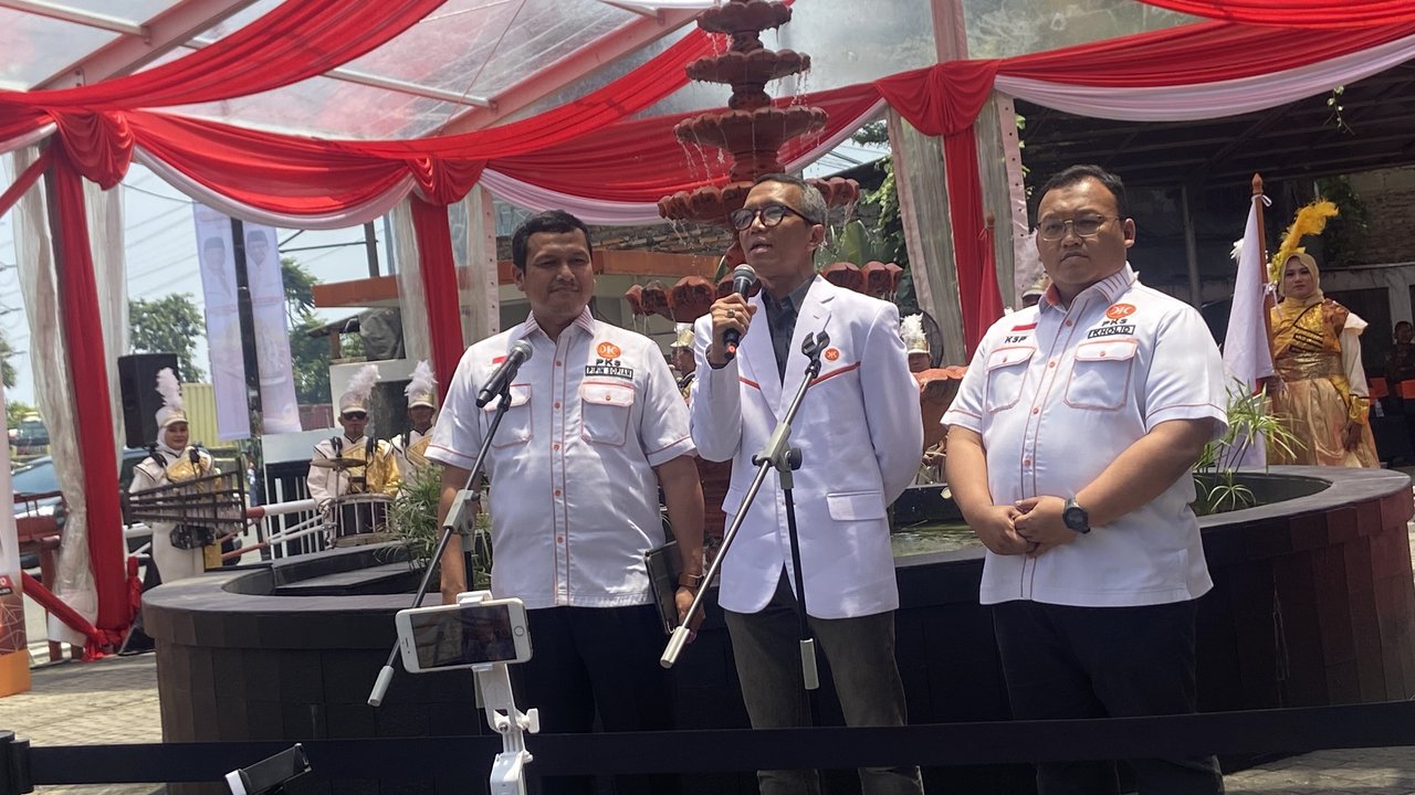 Bakal calon wakil gubernur DKI Jakarta Ridwan Kamil - Suswono berjalan menuju Kantor KPU DKI Jakarta di , Rabu (28/8/2024). Pasangan Ridwan Kamil dan Suswono mendaftarkan diri sebagai peserta Pilgub DKI Jakarta 2024 dengan dukungan Koalisi Indonesia maju (KIM) Plus.