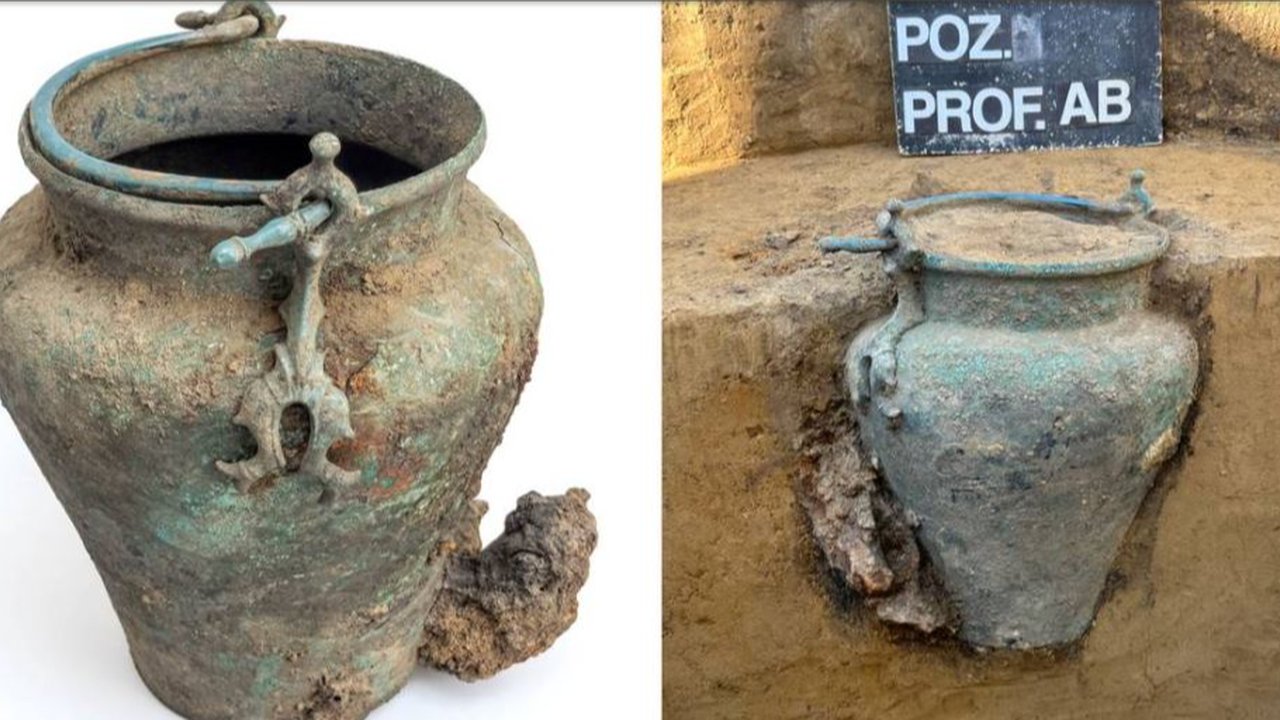 Guci Romawi kuno berisi abu manusia bekas kremasi.