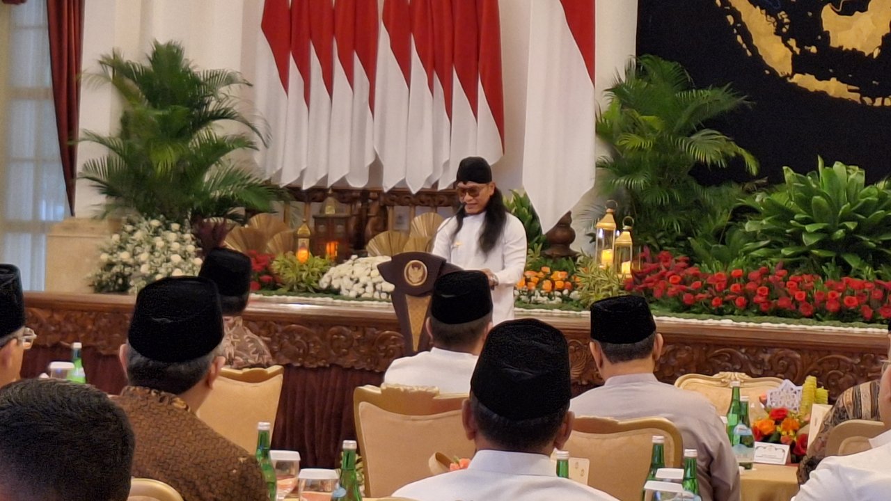Gus Miftah menyampaikan ceramah dalam acara buka puasa bersama Presiden Joko Widodo atau Jokowi dan para menteri kabinet Indonesia Maju di Istana Negara Jakarta, Kamis (28/3/2024). (Liputan6.com/Lizsa Egeham)