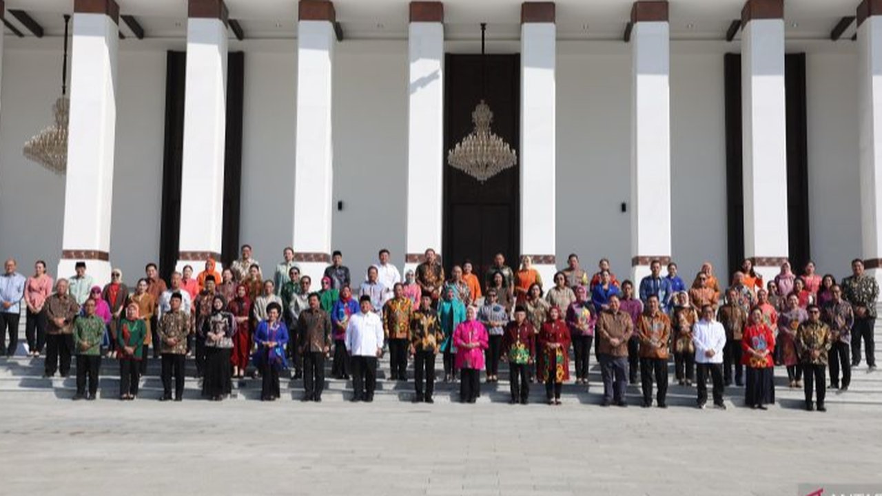 Jokowi-Ma’ruf bersama Menteri Kabinet Foto Bareng di Istana Baru