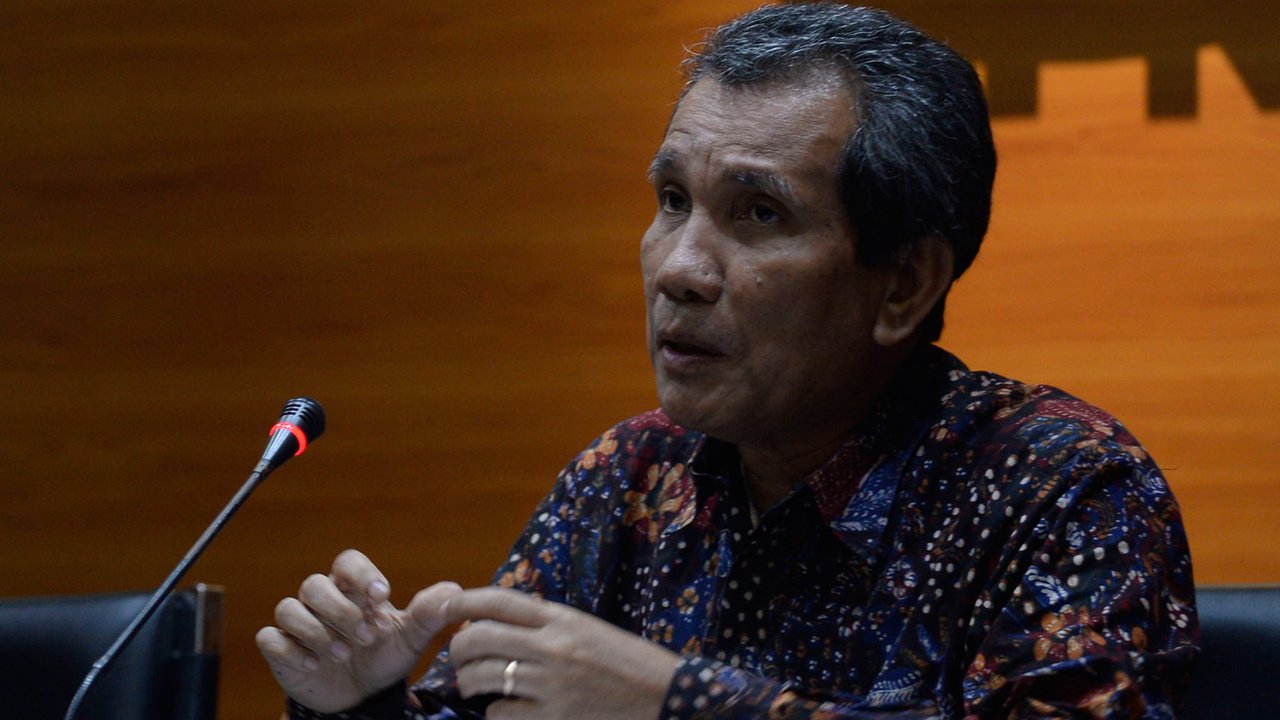Wakil Ketua KPK Alexander Marwata (kiri) bersama Deputi Pencegahan KPK Pahala Nainggolan (kanan) memberikan keterangan hasil kajian Program Kartu Prakerja, di Gedung KPK, Jakarta, Kamis (18/6/2020). (merdeka.com/Dwi Narwoko)