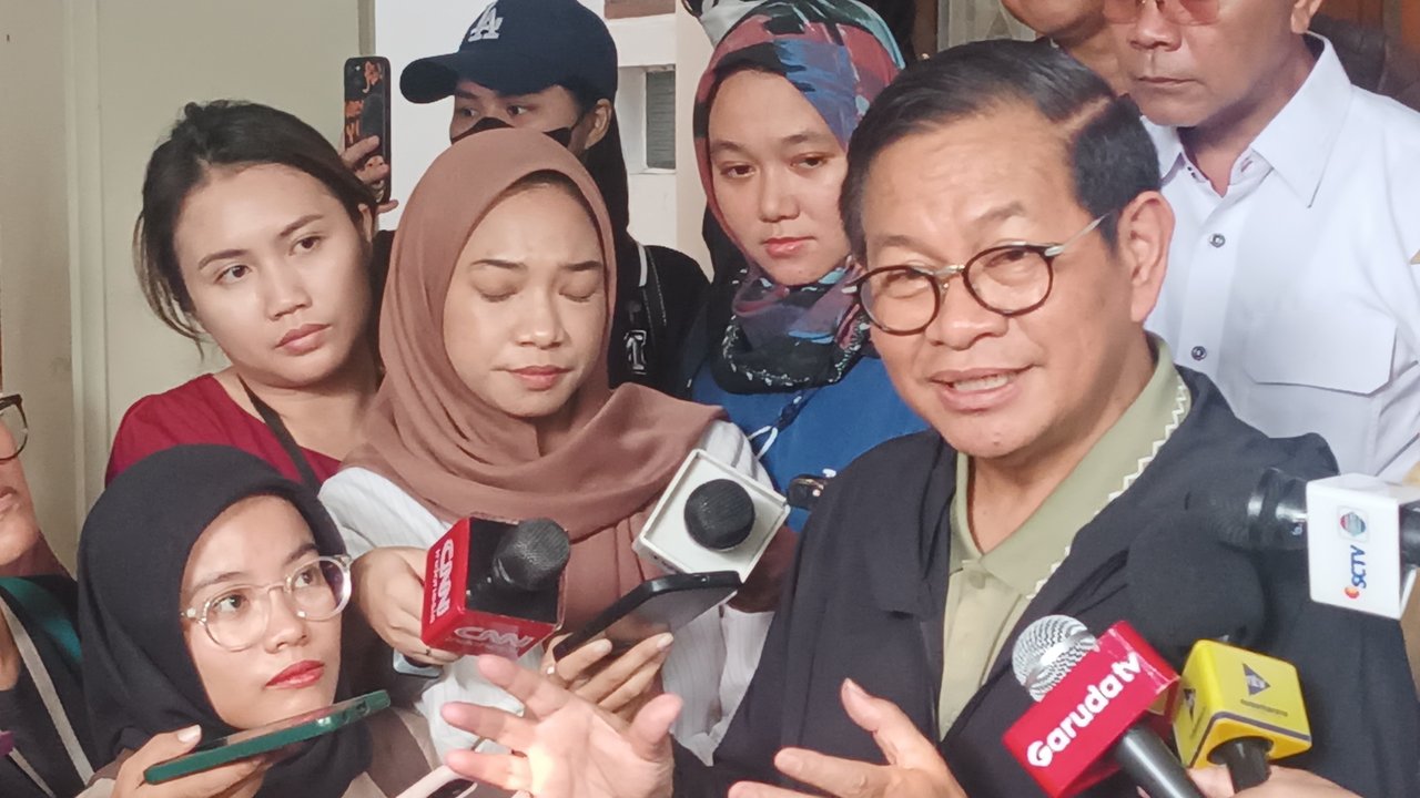 Pasangan bakal calon gubernur dan bakal calon wakil gubernur Jakarta, Pramono Anung - Rano Karno menyambangi kawasan car free day di Bundaran Hotel Indonesia (HI) Jakarta, Minggu (1/9/2024).