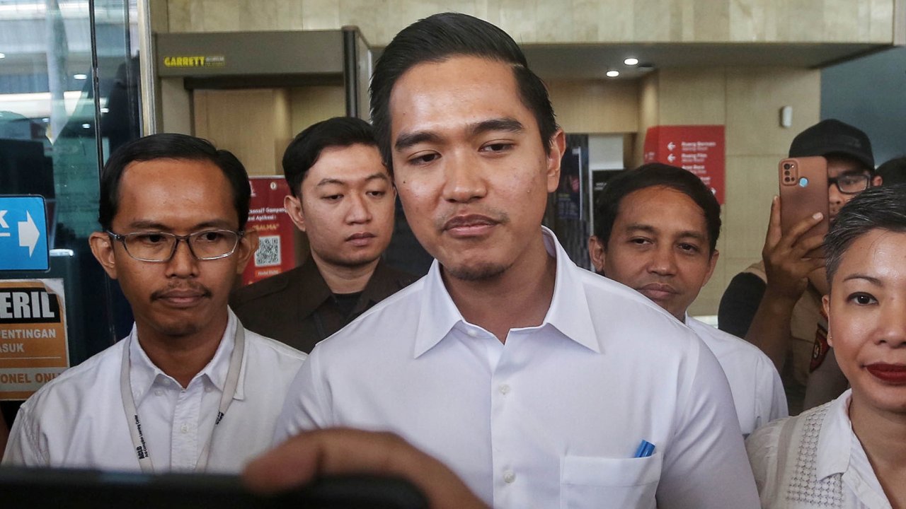 Putra bungsu Presiden Jokowi sekaligus Ketum PSI Kaesang Pangarep usai memberikan klarifikasi di Gedung KPK Lama C1, Jakarta, Selasa (17/9/2024). Kaesang mendatangi KPK untuk mengklarifikasi soal dugaan gratifikasi penggunaan jet pribadi.