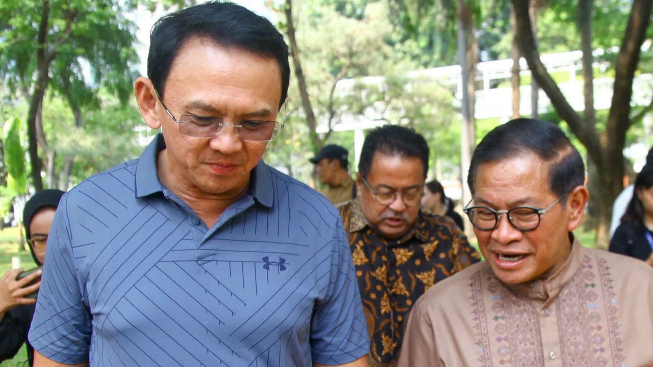 Bakal calon Gubernur DKI Jakarta Pramono Anung (kiri) bersama bakal calon Wakil Gubernur DKI Jakarta Rano Karno (kanan) berbincang dengan mantan Gubernur DKI Jakarta Basuki Tjahaja Purnama alias Ahok (tengah) di Taman Semanggi, Jakarta Pusat, Kamis (19/9/2024). Pada pertemuan tersebut Pramono-Rano membahas tentang dinamika Jakarta bersama Ahok sebagai bekal maju pada Pemilihan Gubernur.