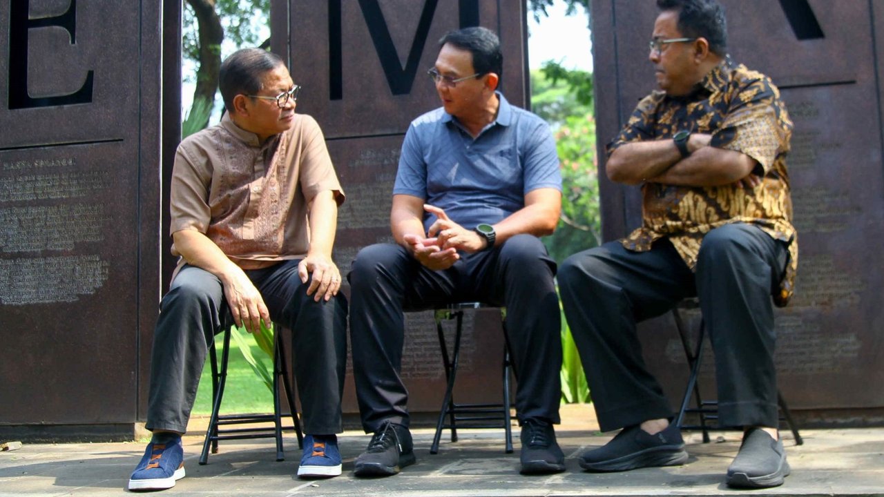 Bakal calon Gubernur DKI Jakarta Pramono Anung (kiri) bersama bakal calon Wakil Gubernur DKI Jakarta Rano Karno (kanan) berbincang dengan mantan Gubernur DKI Jakarta Basuki Tjahaja Purnama alias Ahok (tengah) di Taman Semanggi, Jakarta Pusat, Kamis (19/9/2024). Pada pertemuan tersebut Pramono-Rano membahas tentang dinamika Jakarta bersama Ahok sebagai bekal maju pada Pemilihan Gubernur.