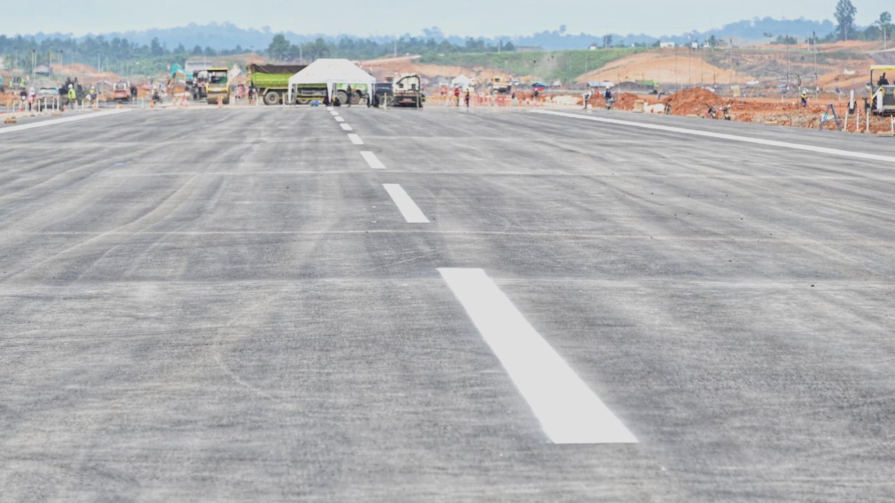 <p>Uji coba Bandara IKN dengan pesawat kecil ini disebut berhasil (dok: BKIP)</p>
