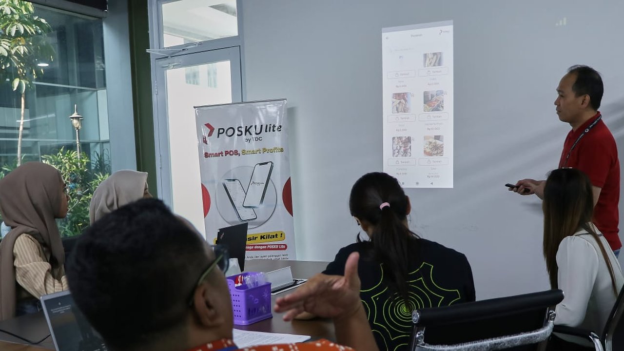 Direktur Utama PT TDC sedang mempresentasikan ke Merchant tentang cara mengunakan aplikasi Poskulite