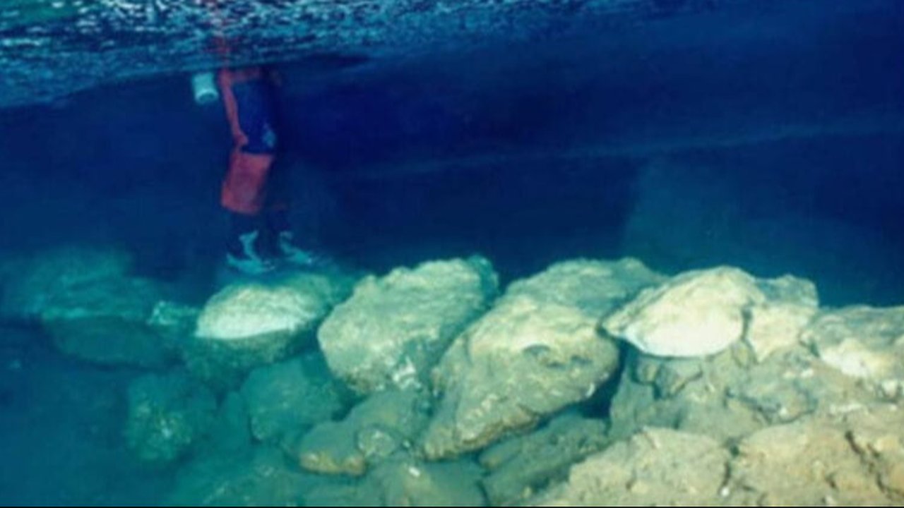 Jembatan batu berusia 5.600 tahun di bawah laut, ditemukan di Mallorca, Spanyol.