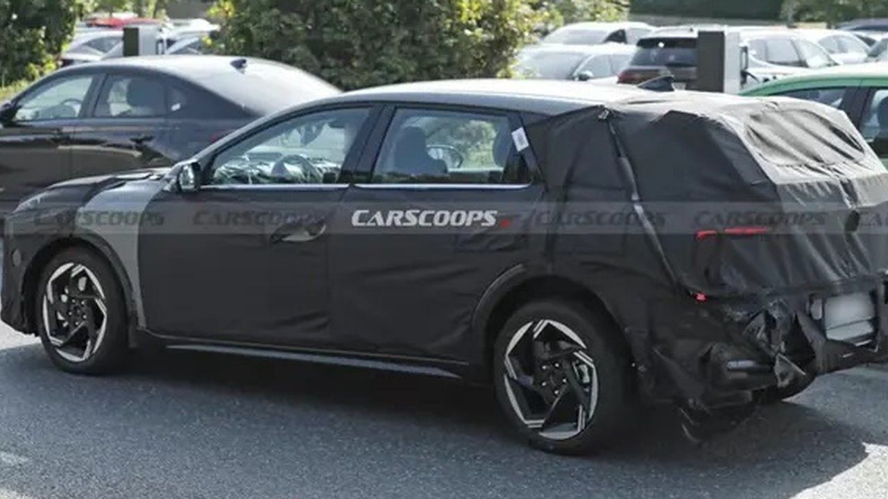 Sedang Uji Coba, Prototipe Kia K4 Hatchback Malah Alami Kecelakaan di Eropa