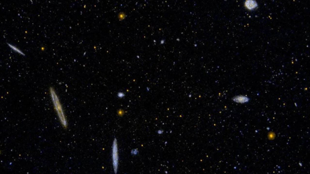 Di wilayah lokal alam semesta kita, Gugus Virgo, yang ditunjukkan di sini adalah semacam pusat, massanya mendistorsi segala sesuatu di sekitarnya, namun alam semesta secara keseluruhan tidak memiliki pusat.