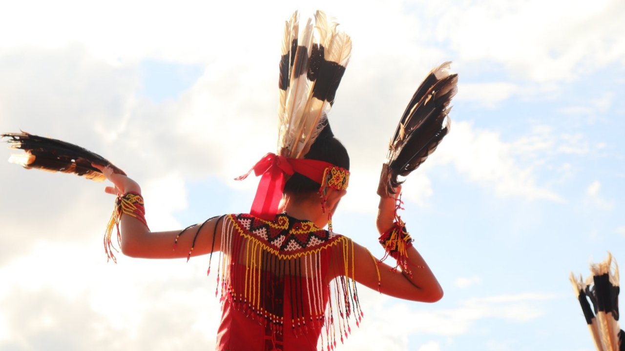 <p>Ilustrasi tarian Suku Dayak, Kalimantan, Indonesia, budaya. (Photo by Ainun Jamila on Unsplash)</p>