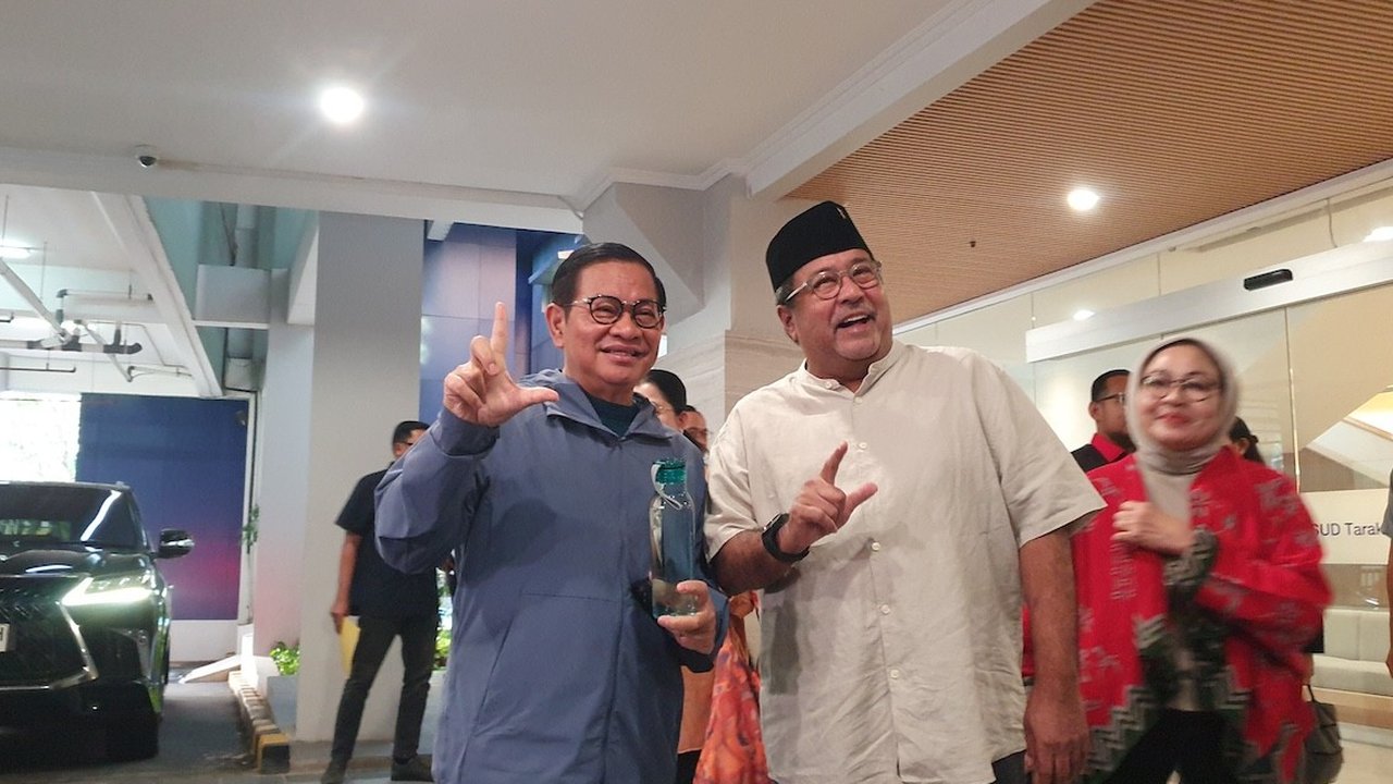 Pasangan bakal calon gubernur dan bakal calon wakil gubernur Jakarta, Pramono Anung - Rano Karno menyambangi kawasan car free day di Bundaran Hotel Indonesia (HI) Jakarta, Minggu (1/9/2024).