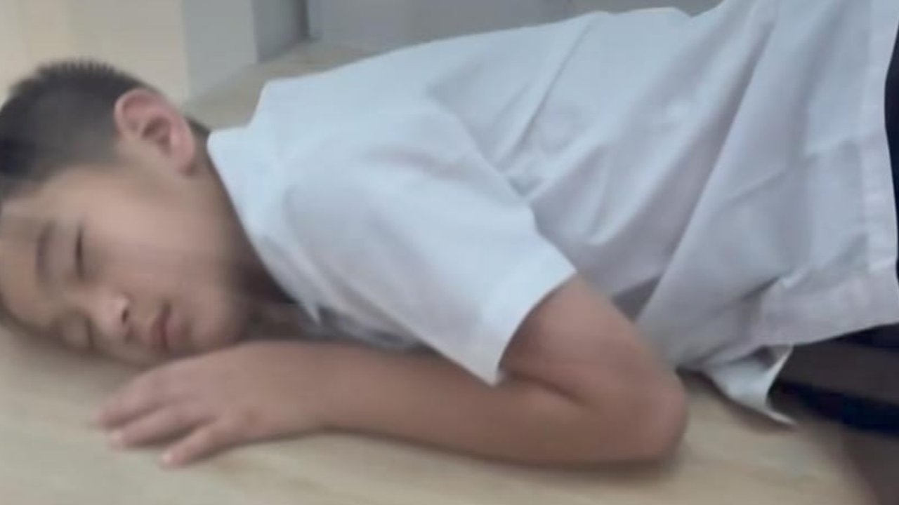 Potret Rafathar Tidur di Lift Sebelum Berangkat Sekolah, Netizen 'The Real Anak Mama Gigi'
