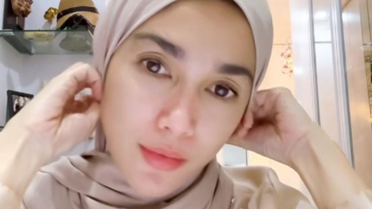 Cantik Bikin Pangling, Potret Ussy Sulistiawaty Berhijab Pancarkan Aura yang Bikin Hati Adem