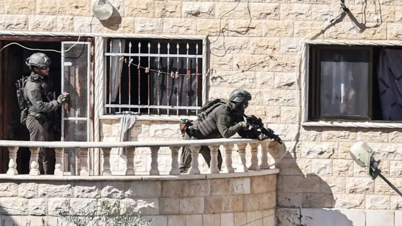Tentara penjajah Israel saat melakukan operasi militer di Qabatiyah, Tepi Barat yang diduduki, 19 September 2024.
