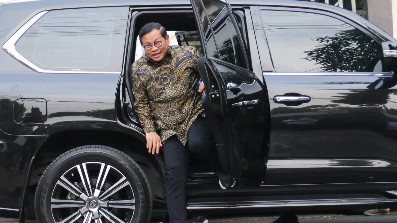 Calon gubernur, Pramono Anung dan calon wakil gubernur Rano Karno berjalan bersama mantan gubernur DKI Jakarta Fauzi Bowo saat mengunjungi Museum MH Thamrin, Jakarta, Selasa (3/9/2024). Cagub Pramono - Rano sebelumnya mengatakan bakal bertemu dengan para mantan Gubernur DKI Jakarta demi kesinambungan pembangunan ke arah yang lebih baik. Mereka pun mengagendakan pertemuan dengan sejumlah mantan pimpinan ibukota, namun belum bisa dipastikan perihal waktu dan tempat pertemuan tersebut.