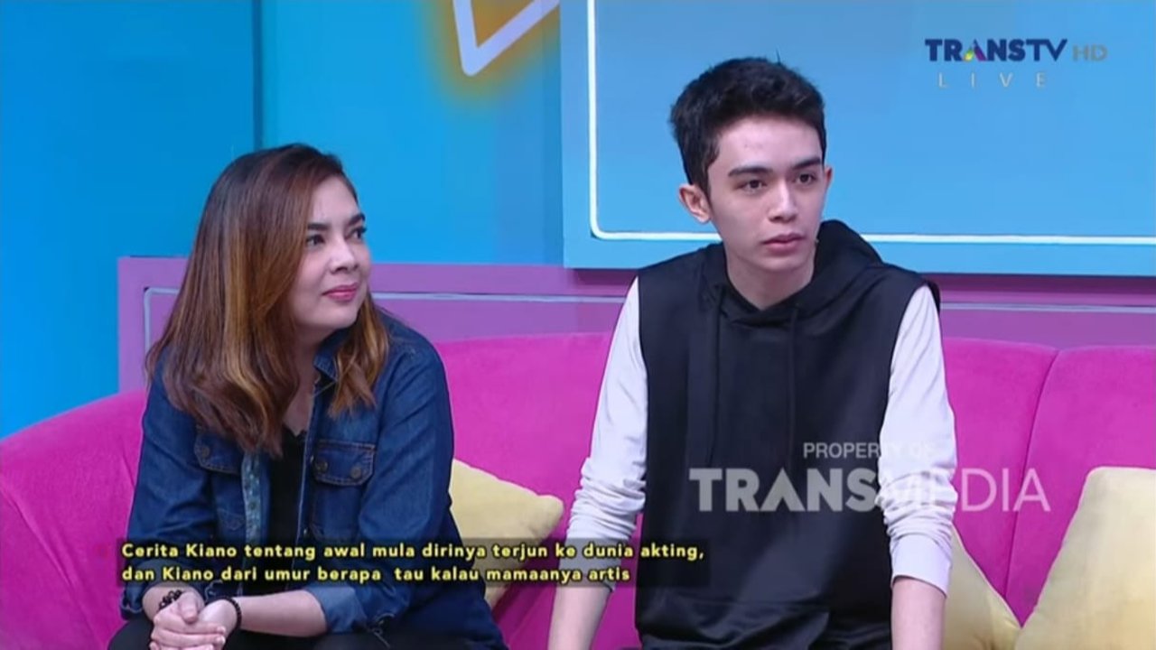 Tinggi dan Ganteng, Ini Potret Kiano Putra Nova Soraya Jago Bermain Gitar