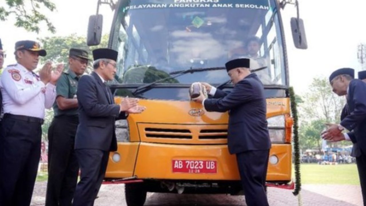 Peresmian bus sekolah Bantul