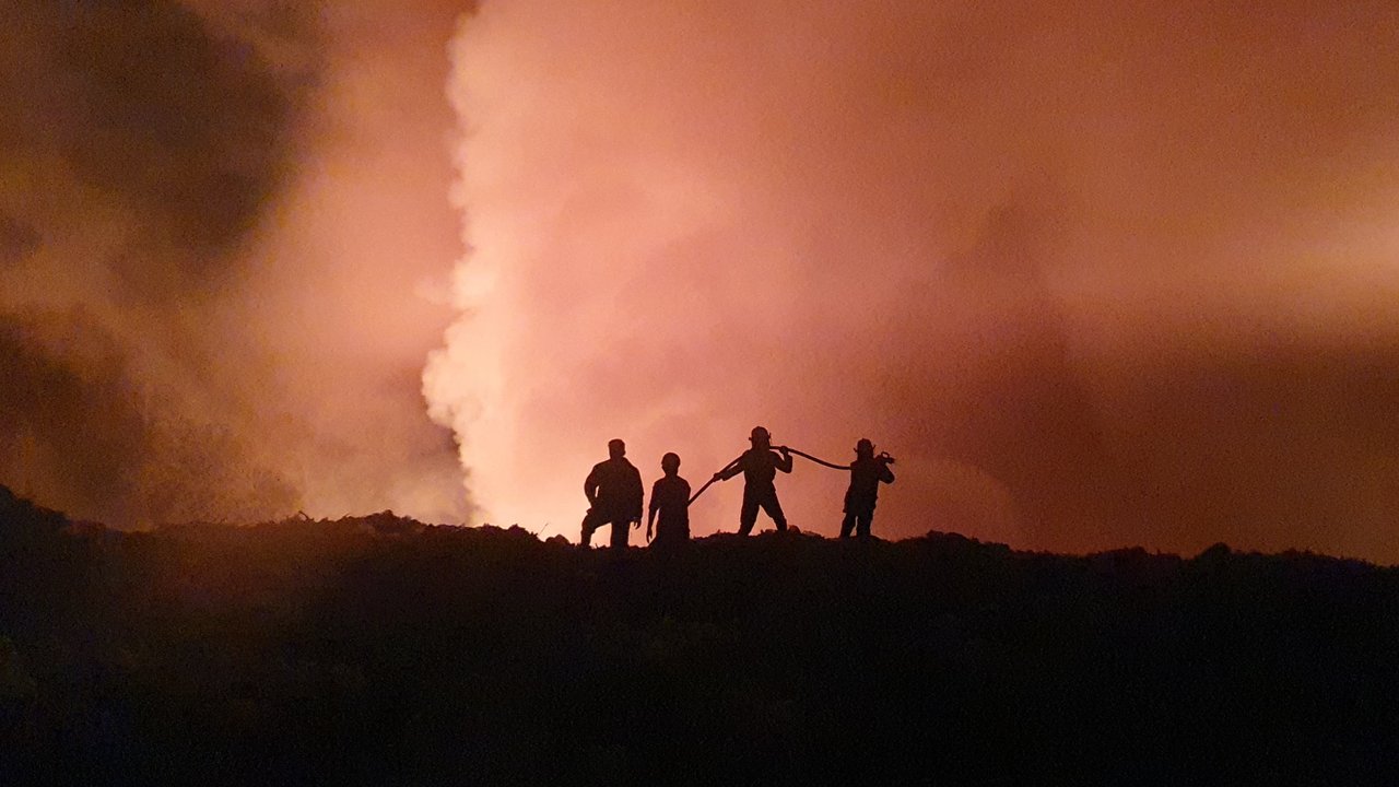 Petugas Damkar Memadamkan Kebakaran di TPSA Bagendung, Cilegon, Banten. (Rabu, 18/09/2024). (Yandhi Deslatama/Liputan6.com).