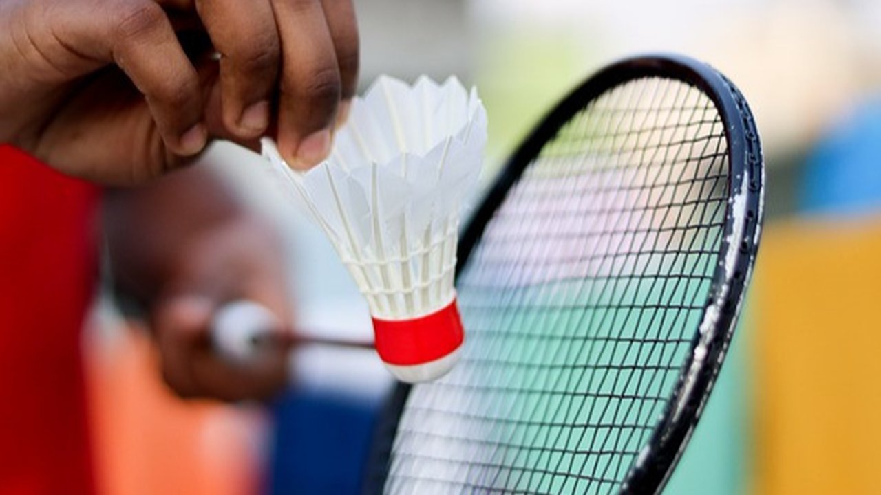Ilustrasi bulu tangkis, badminton, raket, shuttlecock. (Photo by Saif71.com on Unsplash)