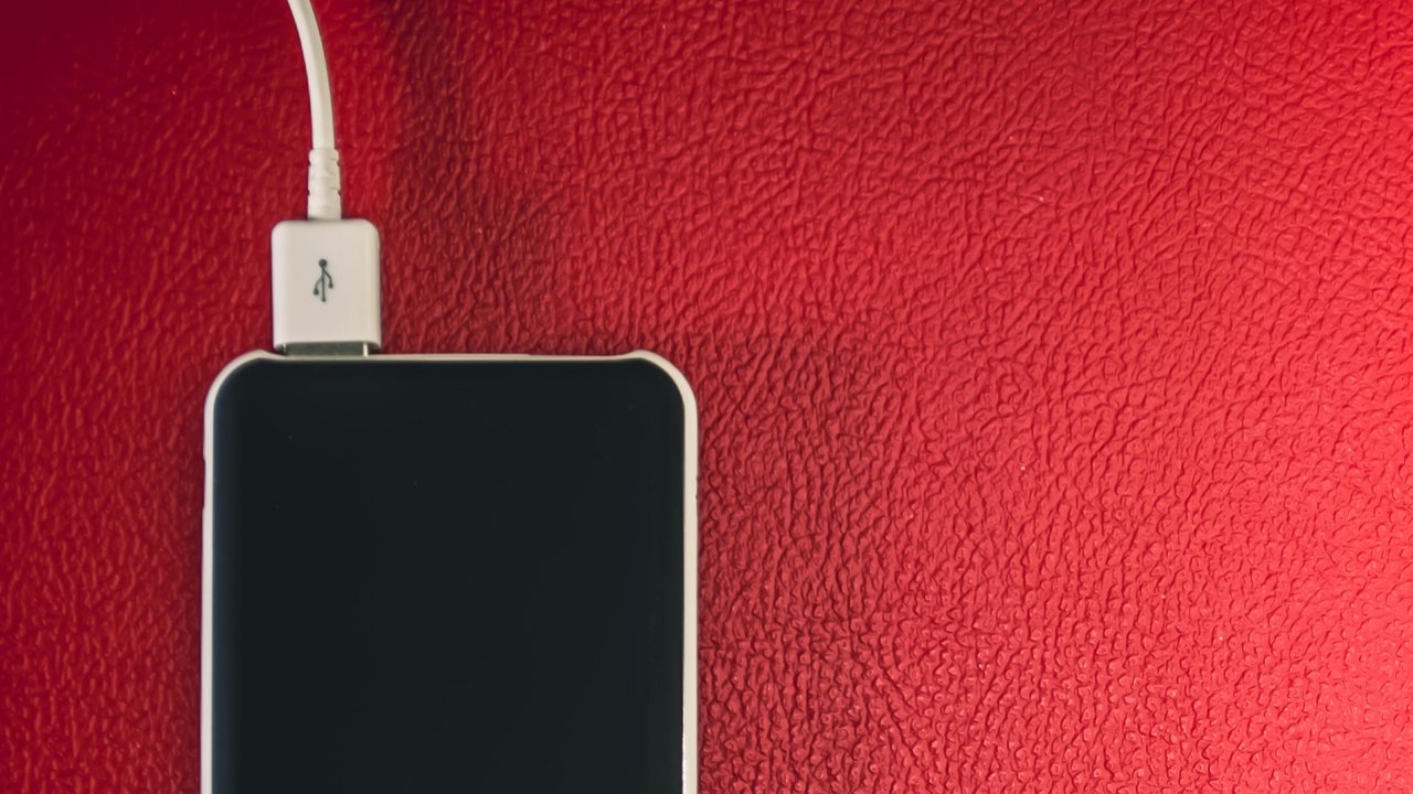 5 Penyebab Fast Charging HP Lambat