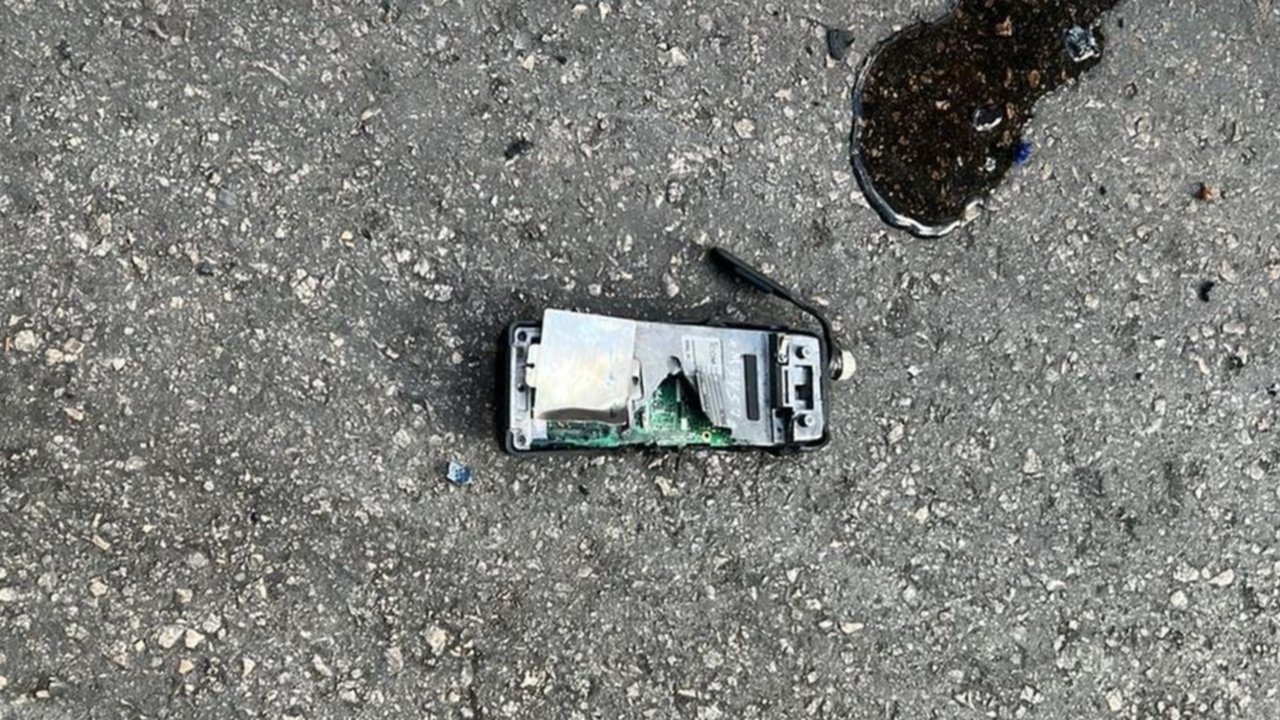 Tentara Lebanon berjaga di RS Beirut Universitas Amerika setelah terjadi ledakan pager yang melukai 2.750 orang, Selasa (17/9).