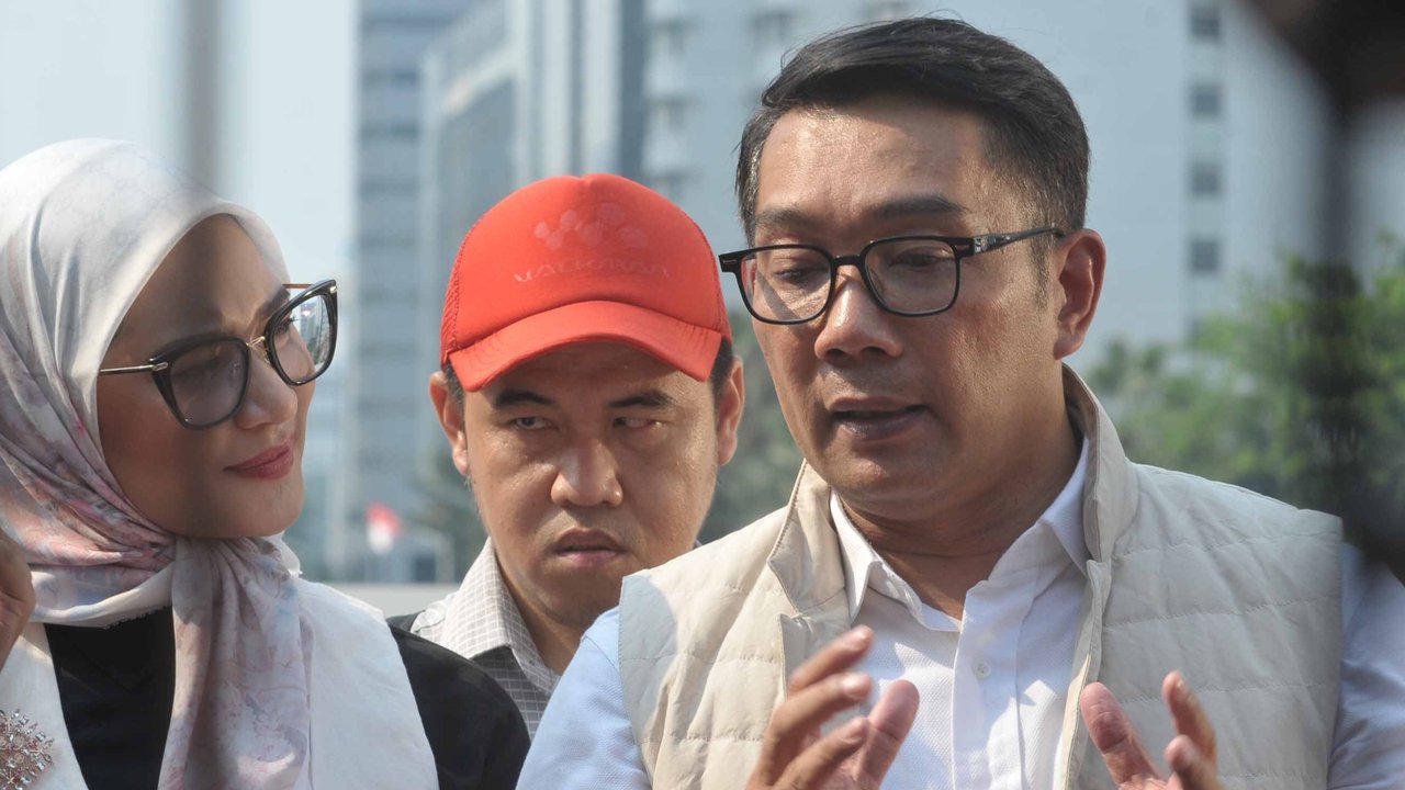 Bakal calon Gubernur DKI Jakarta Ridwan Kamil Bersama komunitas disabilitas  berada di anjungan halte Tosari Transjakarta, Jakarta, Jumat (13/9/2024). Dalam perbincangan bersama penyandang disabilitas sambal berdiskusi kecil serta mengabadikan momen dengan berfoto latar belakang Patung Selamat Datang.