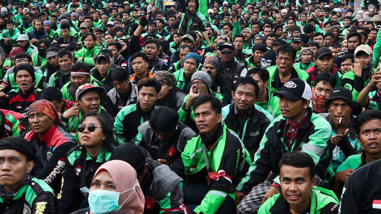Pengemudi ojek online (ojol) menggelar demonstrasi di depan Gedung DPR/MPR, Senayan, Jakarta, Jumat (28/2/2020). Aksi demo ratusan sopir ojek online dipicu karena ada usulan anggota DPR yang ingin ojek online tidak mengangkut penumpang, melainkan hanya mengangkut barang. (Liputan6.com/Johan Tallo)
