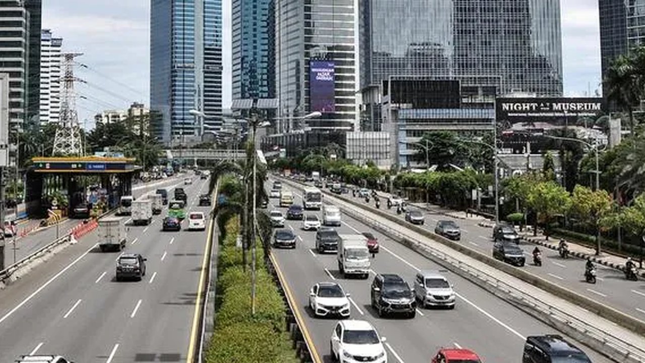 Kendaraan melintasi ruas jalan tol di kawasan Ancol, Jakarta, Selasa (13/1/2015). (Liputan6.com/Faizal Fanani)