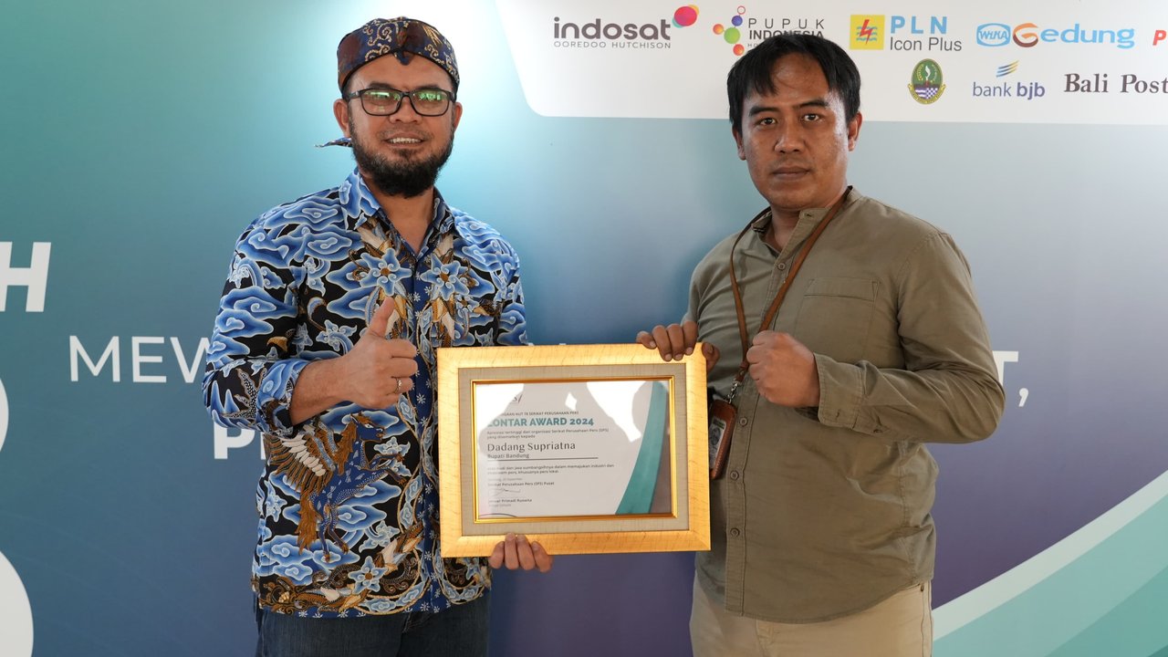 Bupati Bandung Dadang Supriatna yang Diwakili oleh Kadiskominfo Yosep Nugraha Menerima Penghargaan Lontar Award