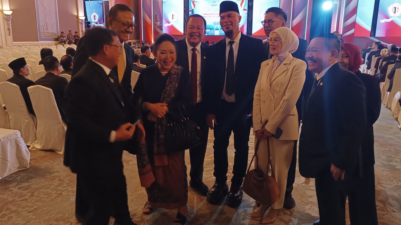 Momen Titiek Soeharto Pose Bareng Ahmad Dhani & Mulan Jameela