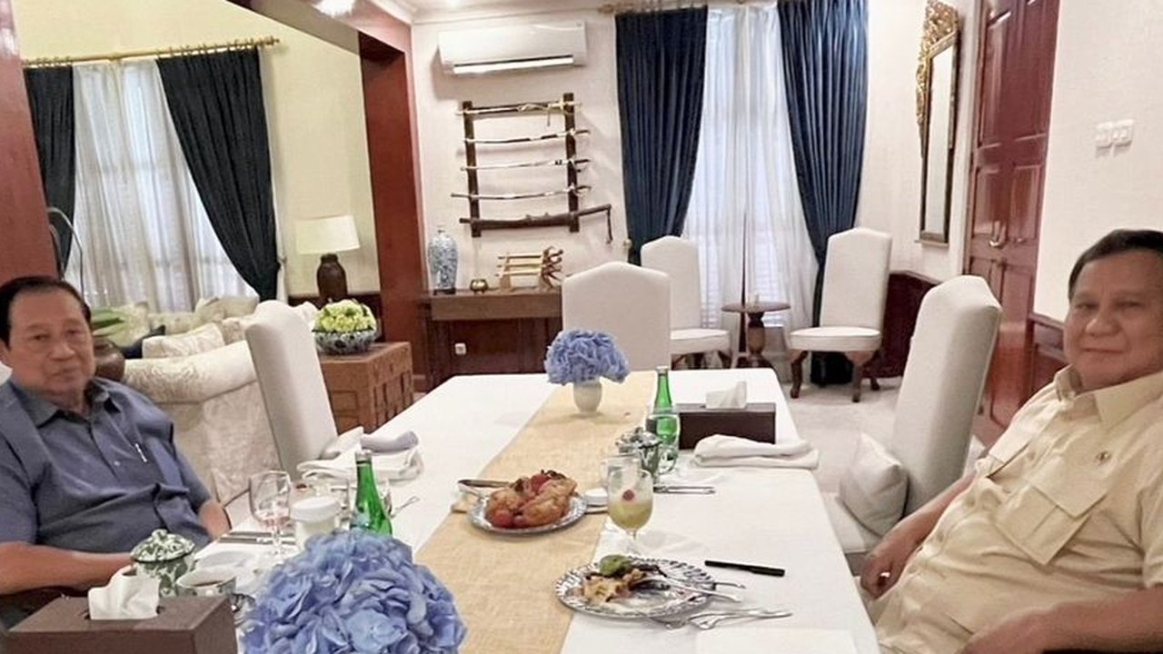 Presiden ke-6 Republik Indonesia, Susilo Bambang Yudhoyono (SBY) bersama Ketua Umum Partai Demokrat, Agus Harimurti Yudhoyono (AHY) dan politikus Partai Demokrat Edhie Baskoro Yudhoyono saat syukuran Hari Ulang Tahun (HUT) ke-23 Partai Demokrat di Kantor DPP Partai Demokrat, Menteng, Jakarta Pusat, Senin (9/9/2024). Merdeka.com/Arie Basuki