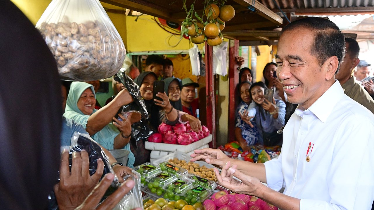 Jokowi dan Iriana Kunjungi Pasar Dukuh Kupang