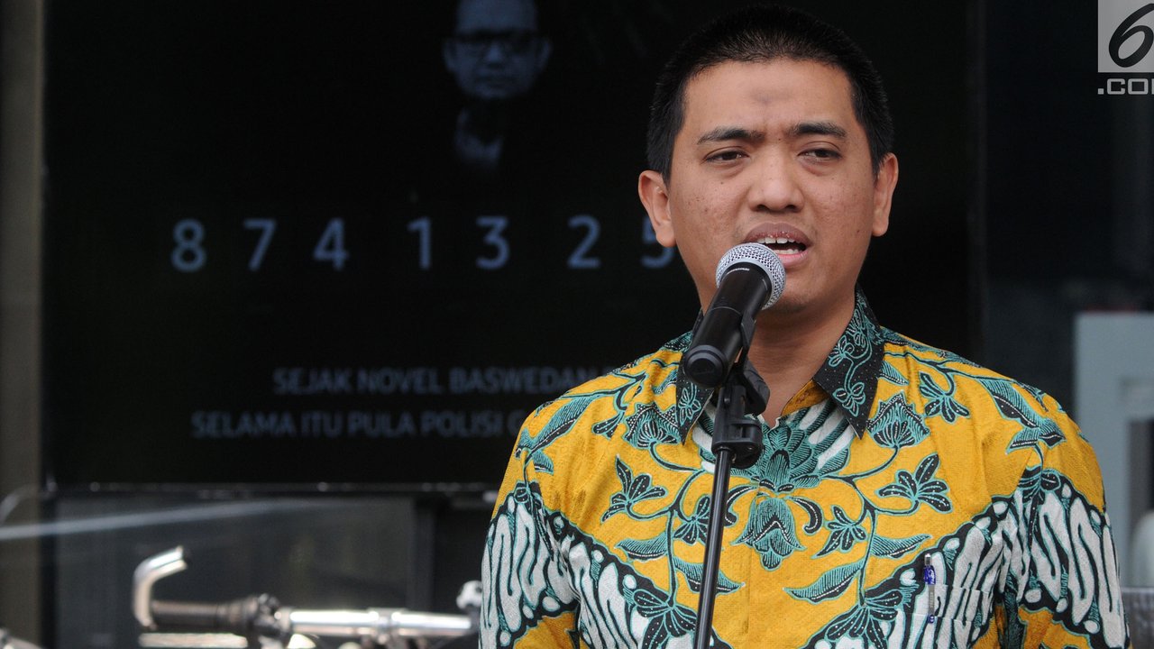 Penyidik KPK, Yudi Purnomo menunjukkan sebagian barang pribadinya sesaat jelang meninggalkan Gedung Merah Putih KPK, Jakarta, Kamis (16/9/2021). Yudi Purnomo, salah satu dari 56 pegawai KPK yang tidak lulus TWK dan akan diberhentikan pada 30 September 2021. (Liputan6.com/Helmi Fithriansyah)