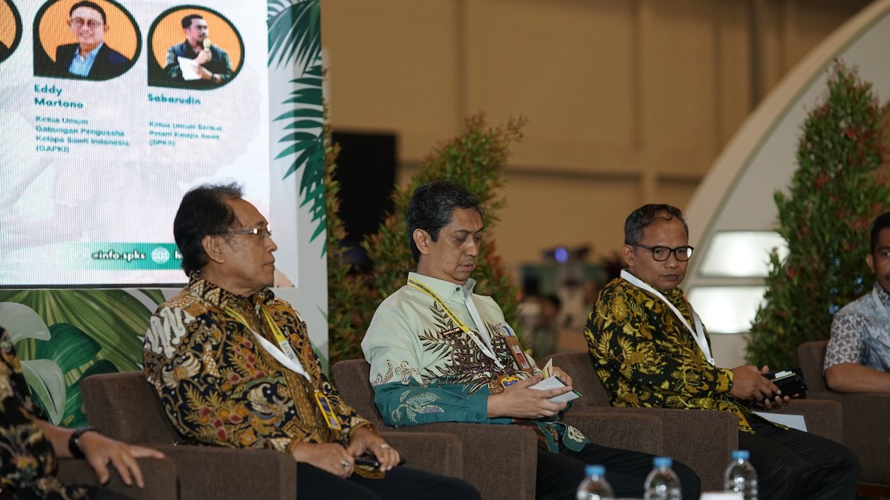 Dalam perdagangan minyak nabati, tidak semua exportir merupakan produsen minyak nabati.