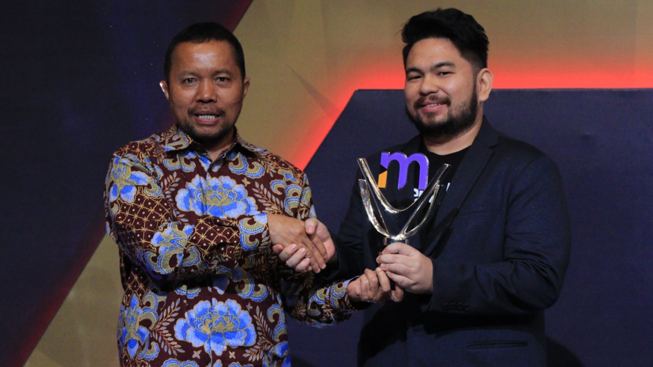 Pemkab Trenggalek diwakilkan redaksi merdeka.com menerima penghargaan merdeka awards 2024