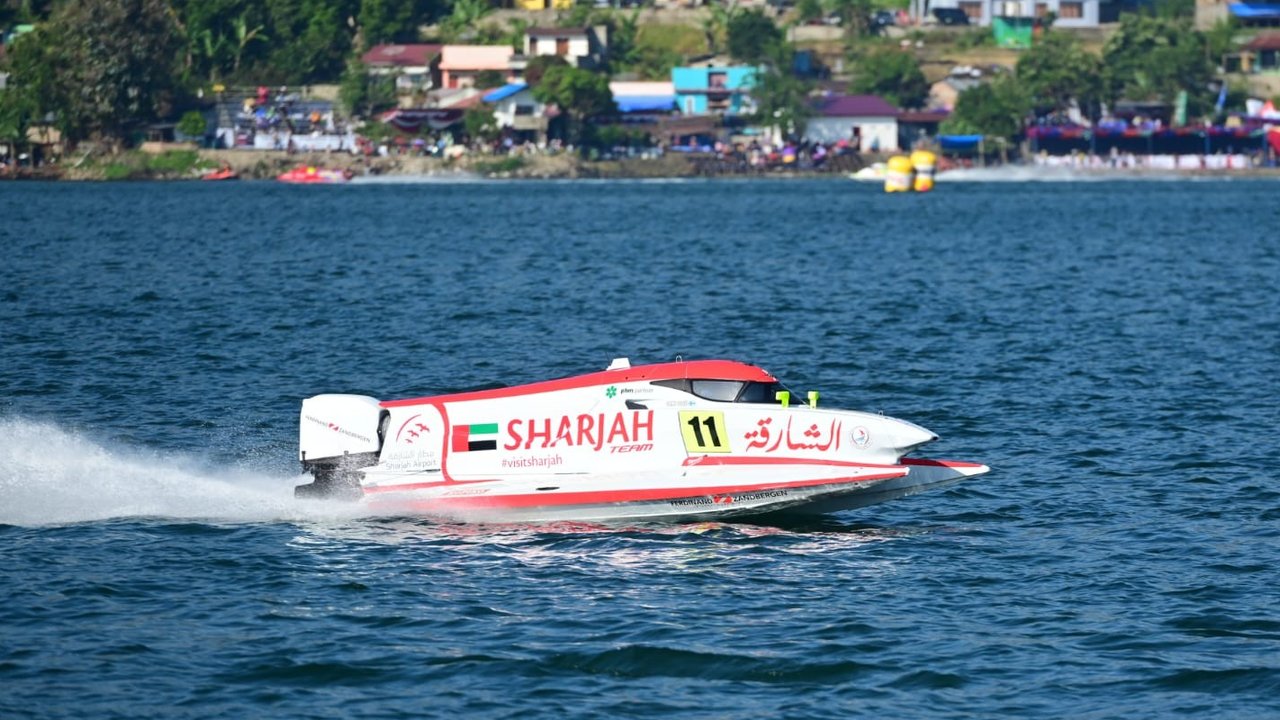 Presiden Jokowi Saksikan Seri Perdana F1H2O di Danau Toba