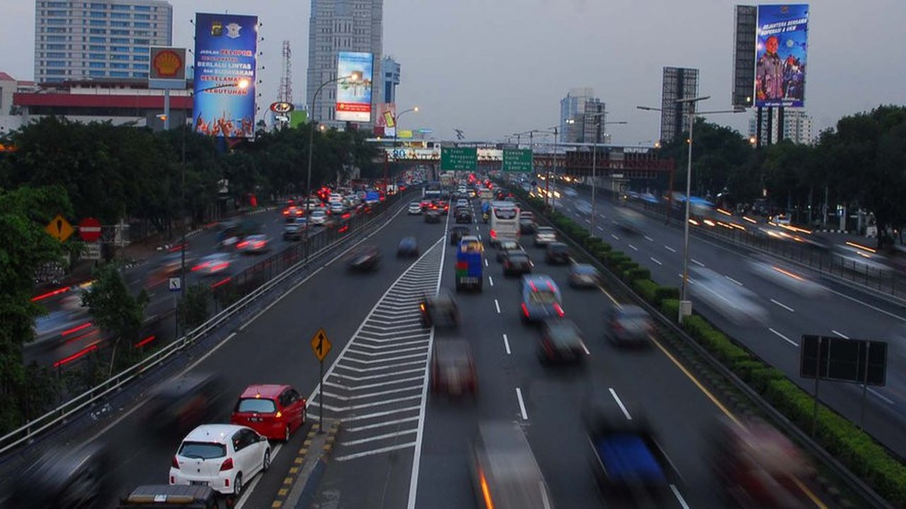 Kendaraan melintas di tol Semanggi, Jakarta, Sabtu (5/11/2022). Pemerintah berencana untuk mengimplementasikan bayar tol nontunai 'jarak jauh' atau nirsentuh mulai Desember 2022.  Sistem MLFF ini diharapkan bisa berjalan dengan baik dan dapat digunakan di seluruh ruas tol pada akhir 2023. Dengan demikian, maka pada 2024 semua ruas tol menggunakan sistem MLFF. (Liputan6.com/Faizal Fanani)