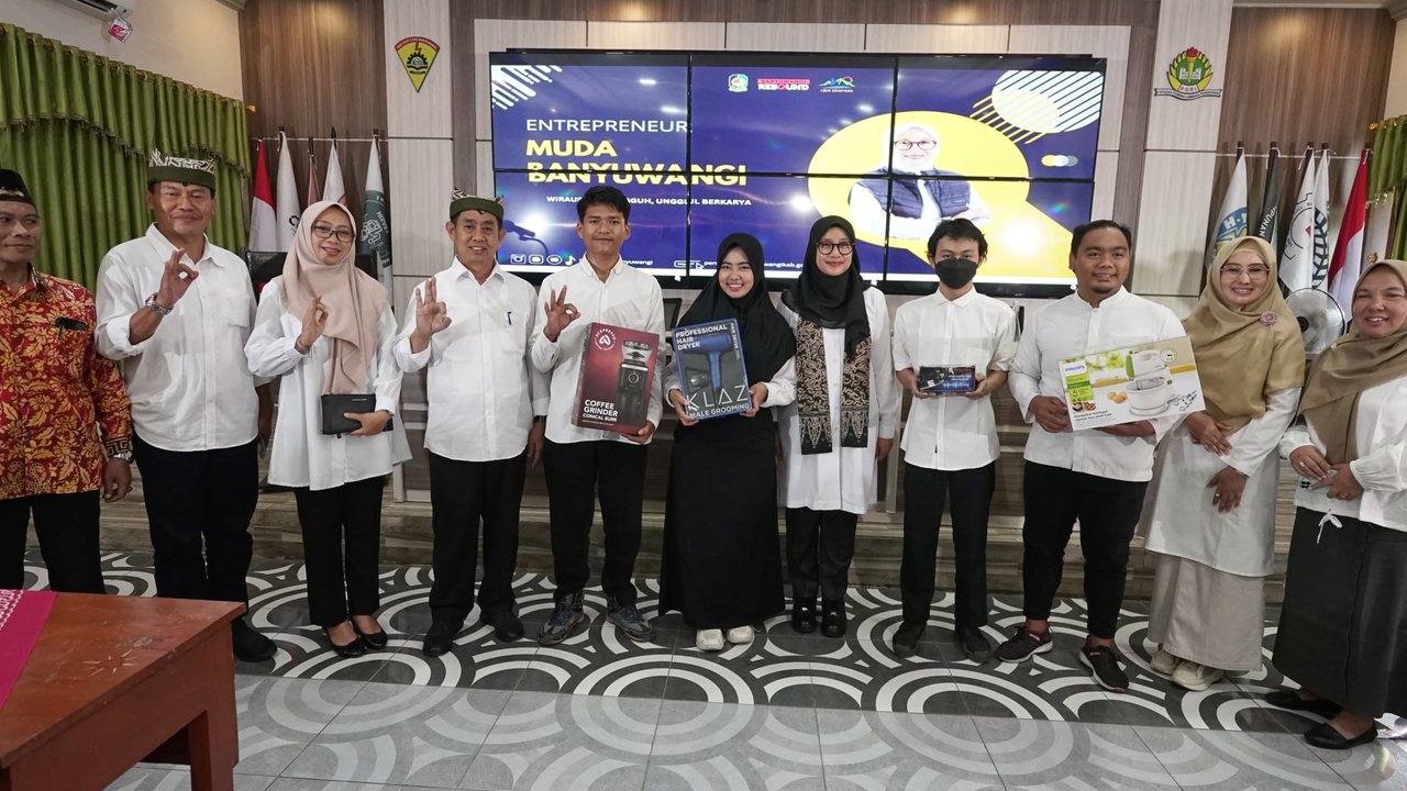 Bupati Ipuk berikan program bantuan alat usaha bagi lulusan SMK