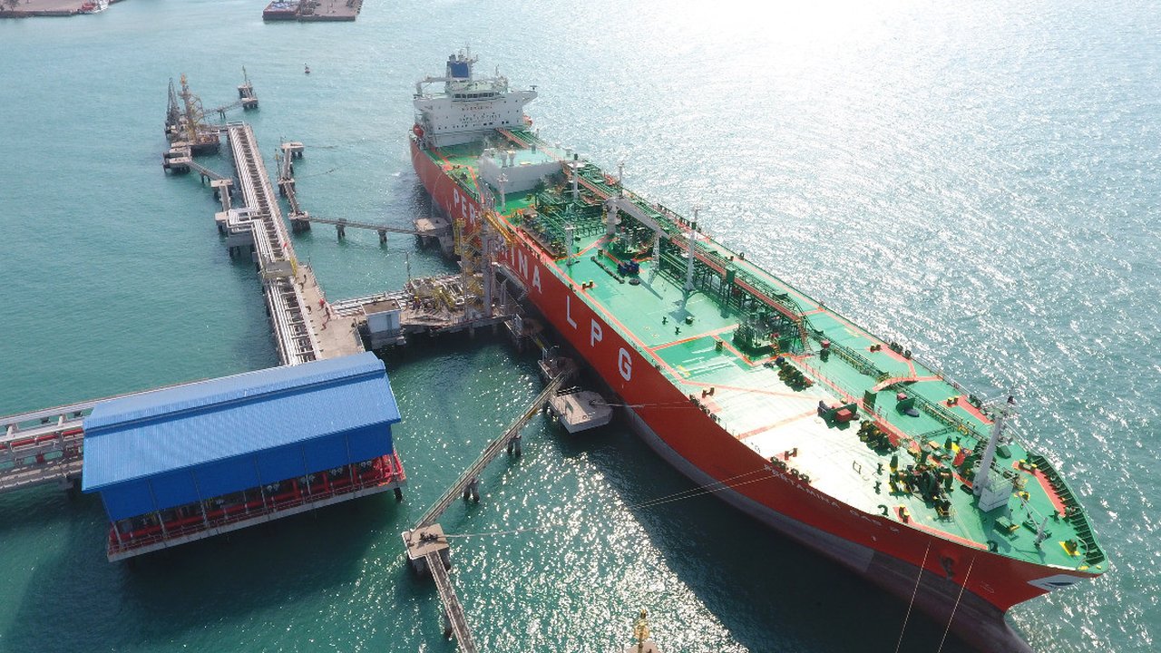 Kapal Floating Storage and Offloading (FSO) Pertamina Abherka yang dimiliki oleh PT Pertamina International Shipping (PIS) melakukan proses undocking atau kembali ke lautan pada Rabu, 21 Juni 2023. (Do. PIS)
