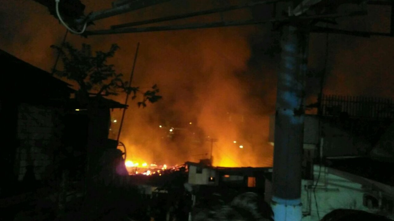 Kebakaran terjadi di dekat Stasiun Kota. (Twitter TMC Polda Metro Jaya)