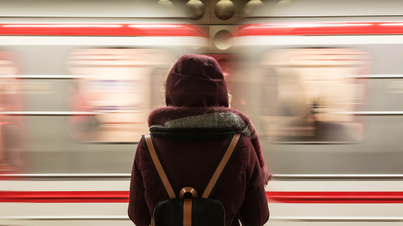 Ilustrasi KRL | unsplash.com/@fabrizioverrecchia