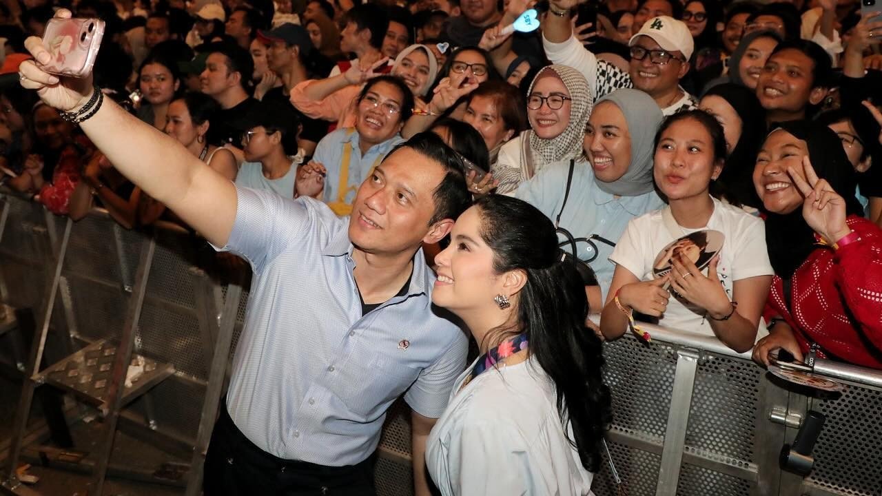 Potret Annisa Pohan saat Nonton Ayah Mertua Manggung