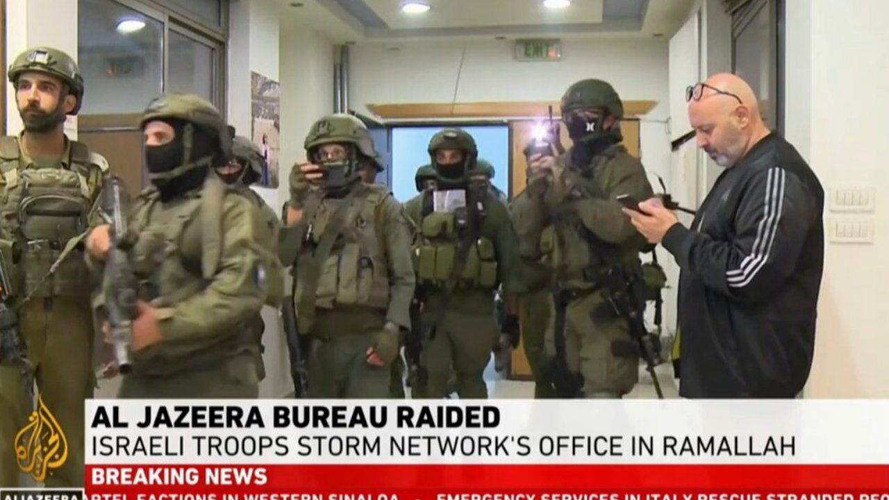 tentara israel serbu kantor aljazeera di ramallah